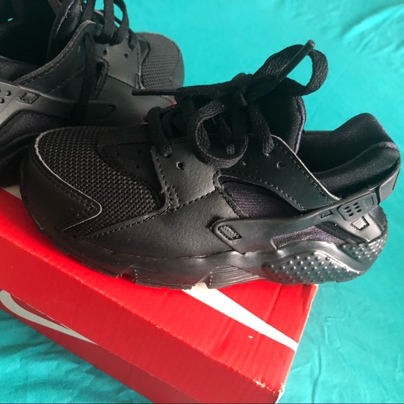 Boys - Size 11C Nike Air Huarache Triple Black Sneakers - Picture 2 of 9